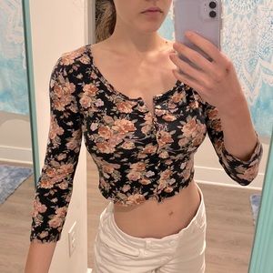 Women’s Small quarter sleeve floral cropped top with buttons